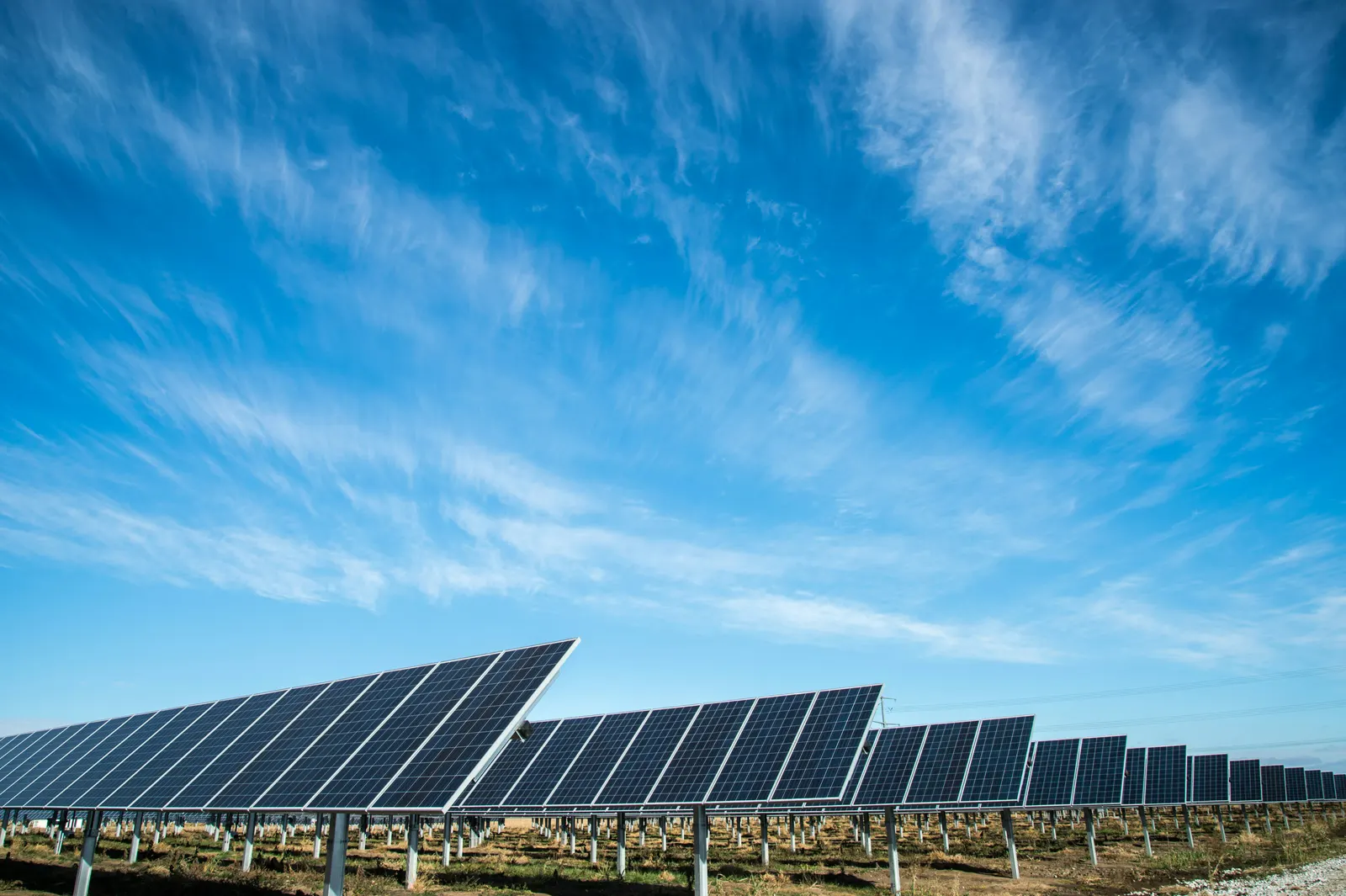 Parque solar al atardecer